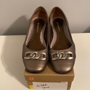 Naturalizer ladies silver flats with chain decoration. Excellent condition